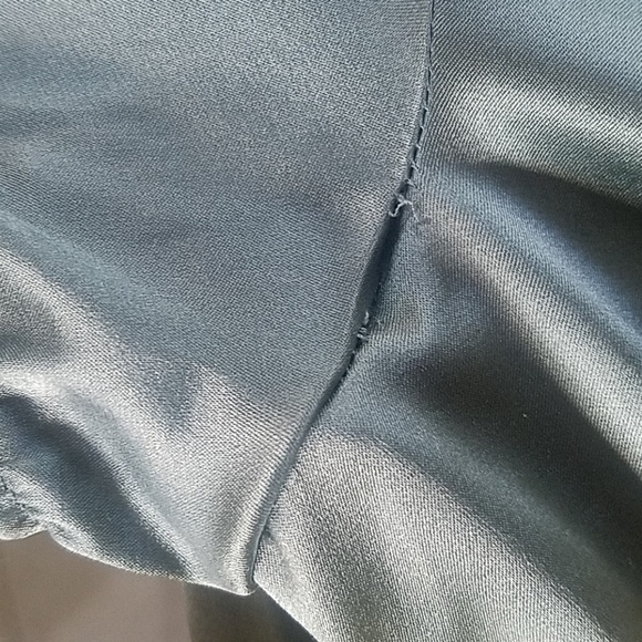 Bcbgmaxazria  silk blend top size small needs repair - Picture 8 of 8